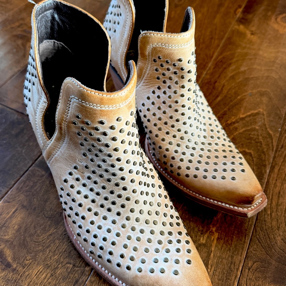 Ariat Dixon Studs Western Booties-Women's Size 9.5 Medium Width (Old West Tan)